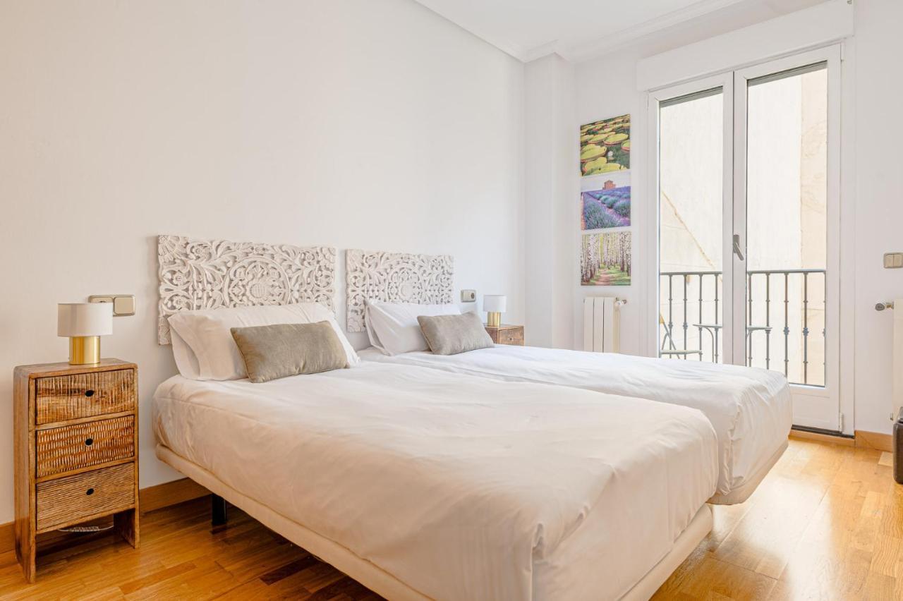 Apartment Spacious And Great With Swimming Pool In The Center Of By Sharingco.