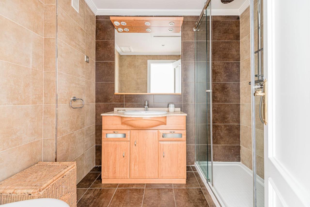 Spacious And Great With Swimming Pool In The Center Of By Sharingco. Apartment